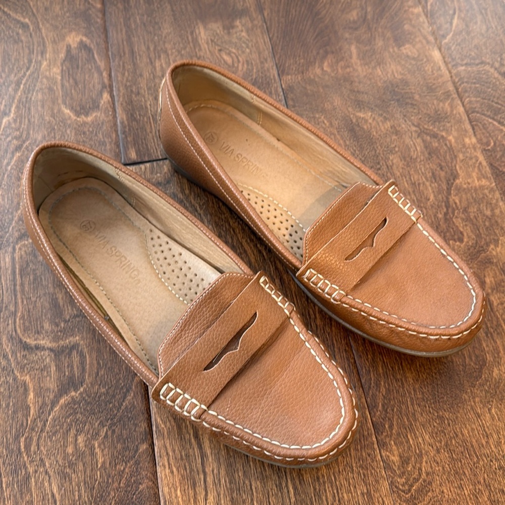 Vía Spring Tan Leather Loafers | Size: 37